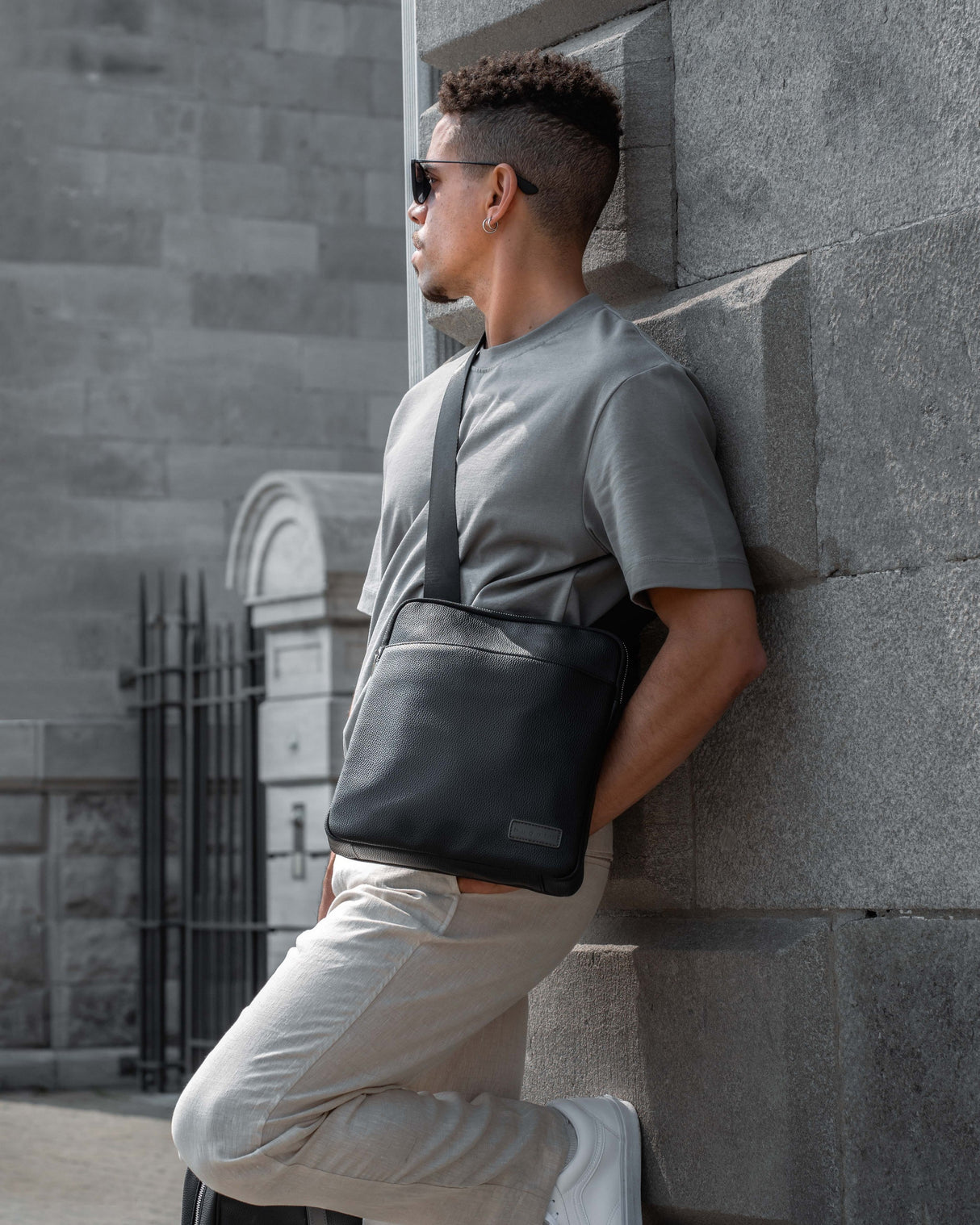 Bugatti Contrast Crossbody