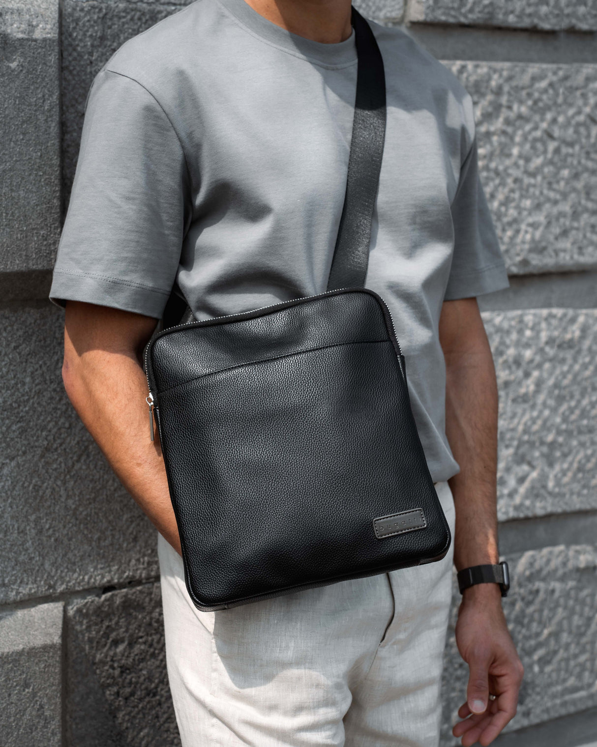 Bugatti Contrast Crossbody